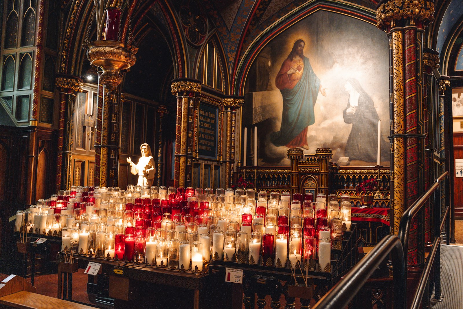 Cierges allumés dans une église