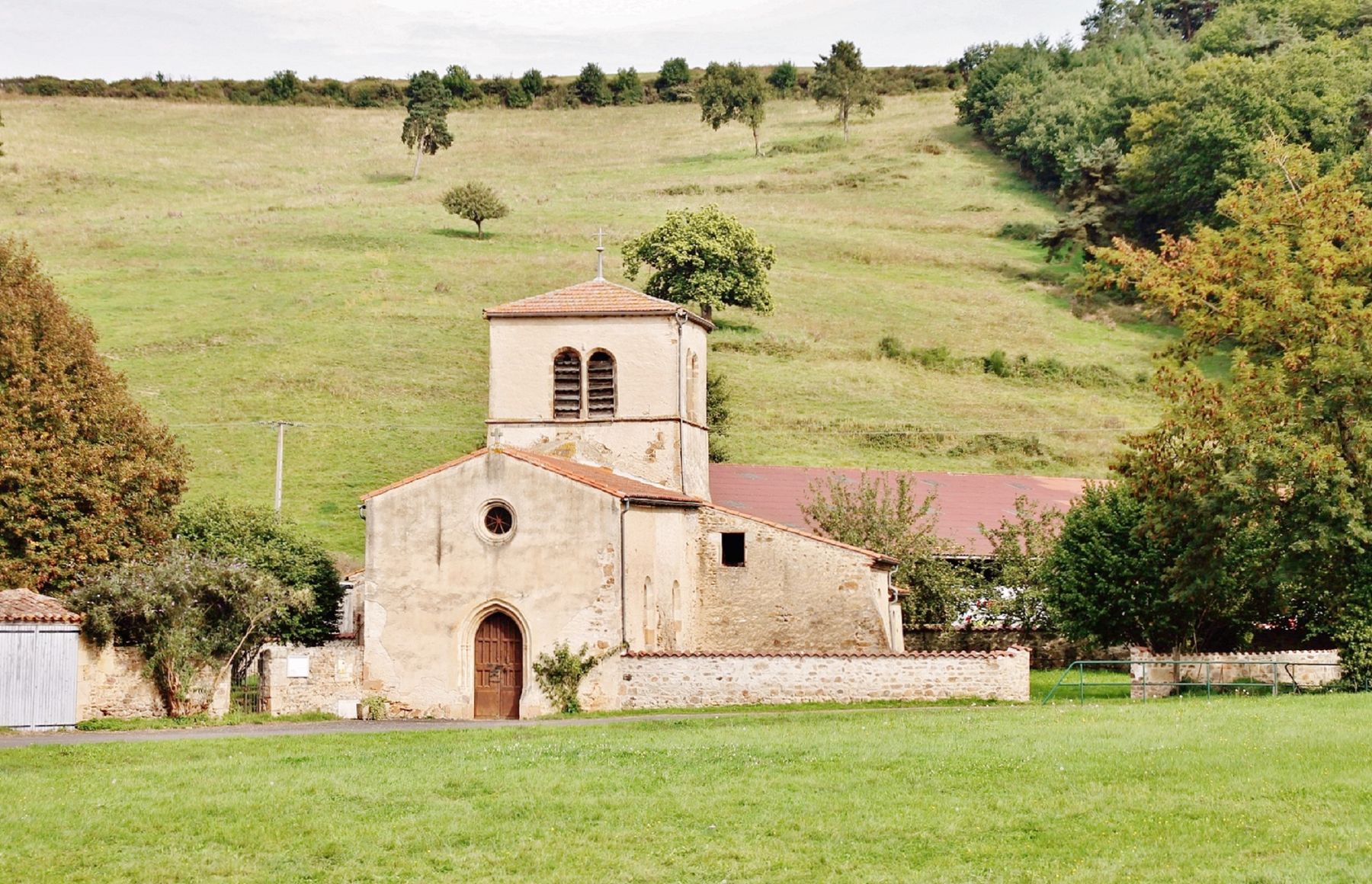 Église de village en pierre claire au milieu de la campagne du Tardenois