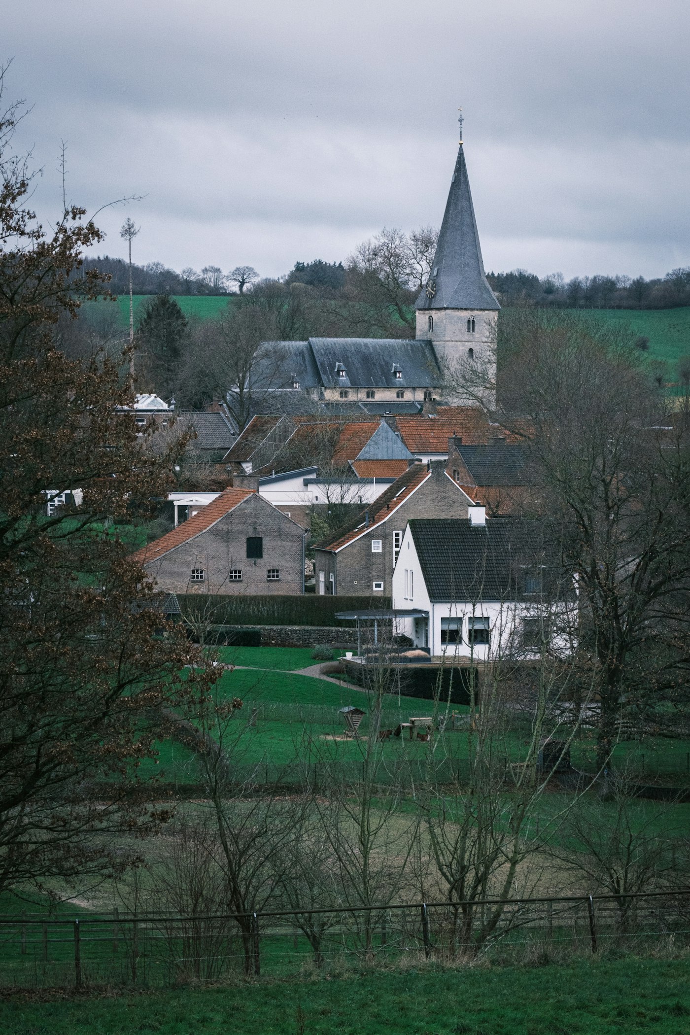 Clocher d'un village vu depuis les hauteurs